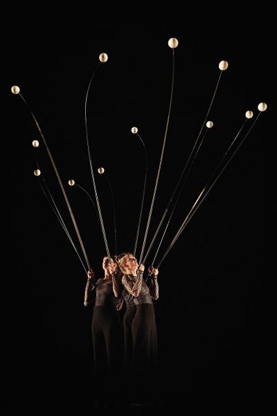 MAGNETIC- Un projet de Jérôme Thomas - interprétation du quartet : Audrey Decaillon*- Chloé Mazet*- Ria Rehfuss - Nicoletta Battaglia*- Gaelle Cathelineau* ou Viola Ferraris - * Interprètes qui assurent les représentations de la Création à Dijon. Musique : Wilfried Wendling - Création lumière : Bernard Revel - Création accessoires et costumes : Emmanuelle Grobet - Lieu : Théâtre de Mansart - Ville : Dijon - Le 16 10 2017 - Photo : Christophe RAYNAUD DE LAGE