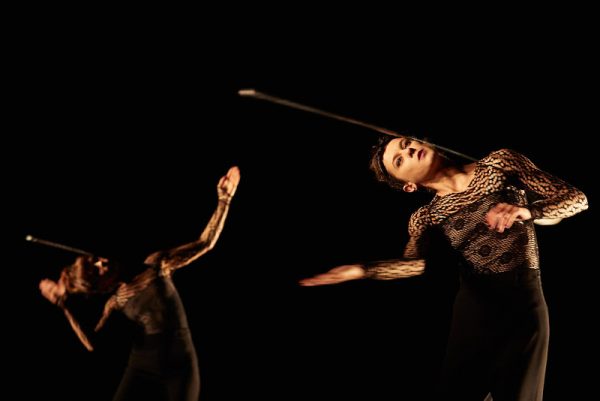 MAGNETIC- Un projet de Jérôme Thomas - interprétation du quartet : Audrey Decaillon*- Chloé Mazet*- Ria Rehfuss - Nicoletta Battaglia*- Gaelle Cathelineau* ou Viola Ferraris - * Interprètes qui assurent les représentations de la Création à Dijon. Musique : Wilfried Wendling - Création lumière : Bernard Revel - Création accessoires et costumes : Emmanuelle Grobet -
