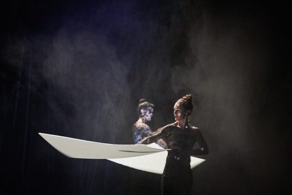 MAGNETIC- Un projet de Jérôme Thomas - interprétation du quartet : Audrey Decaillon*- Chloé Mazet*- Ria Rehfuss - Nicoletta Battaglia*- Gaelle Cathelineau* ou Viola Ferraris - * Interprètes qui assurent les représentations de la Création à Dijon. Musique : Wilfried Wendling - Création lumière : Bernard Revel - Création accessoires et costumes : Emmanuelle Grobet - Lieu : Théâtre de Mansart - Ville : Dijon - Le 16 10 2017 - Photo : Christophe RAYNAUD DE LAGE