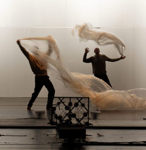 ICI. un spectacle de la compagnie ARMO/Jérôme Thomas, de Pierre Bastien, Jérome Thomas et  Markus Schmid.