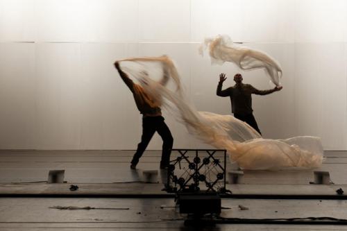 "ICI." un spectacle de la compagnie ARMO/Jérôme Thomas, de Pierre Bastien, Jérome Thomas et  Markus Schmid.